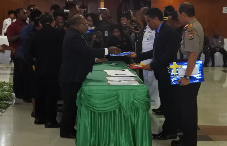 Gubernur Serahkan DIPA 2018 Kepada 15 Satuan Kerja